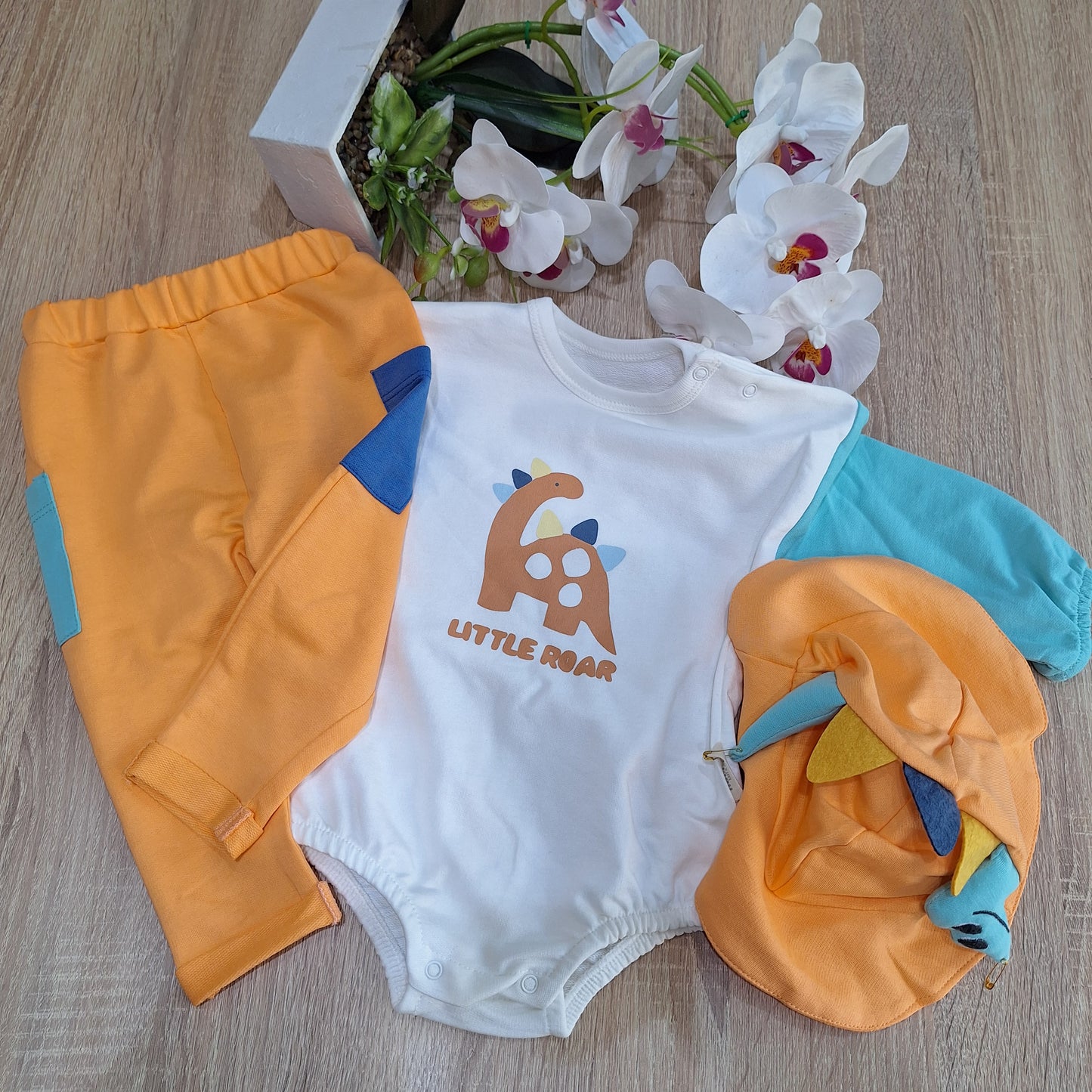 Set orange little roar
